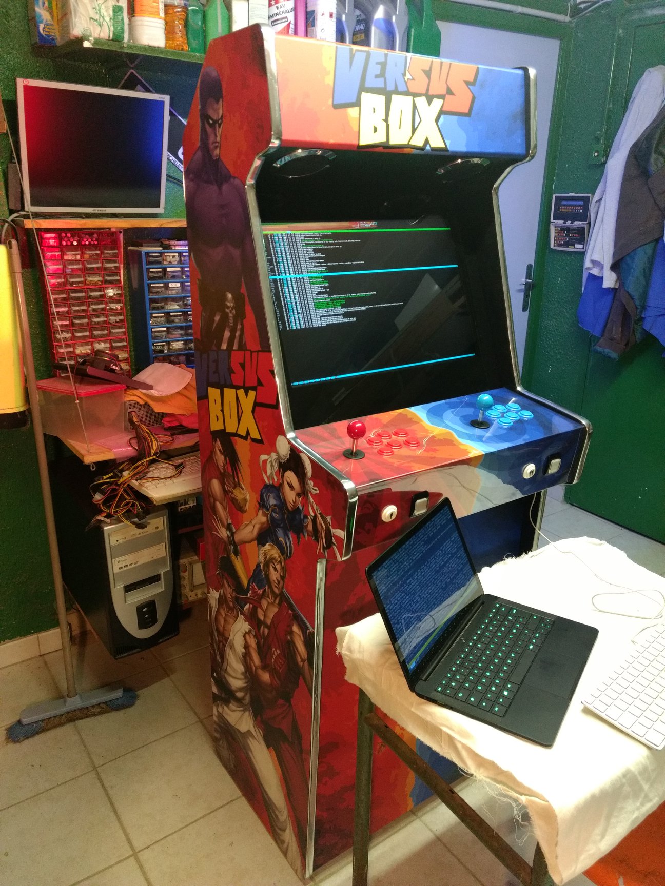 Une borne d'arcade basée sur un PC, en cours de configuration